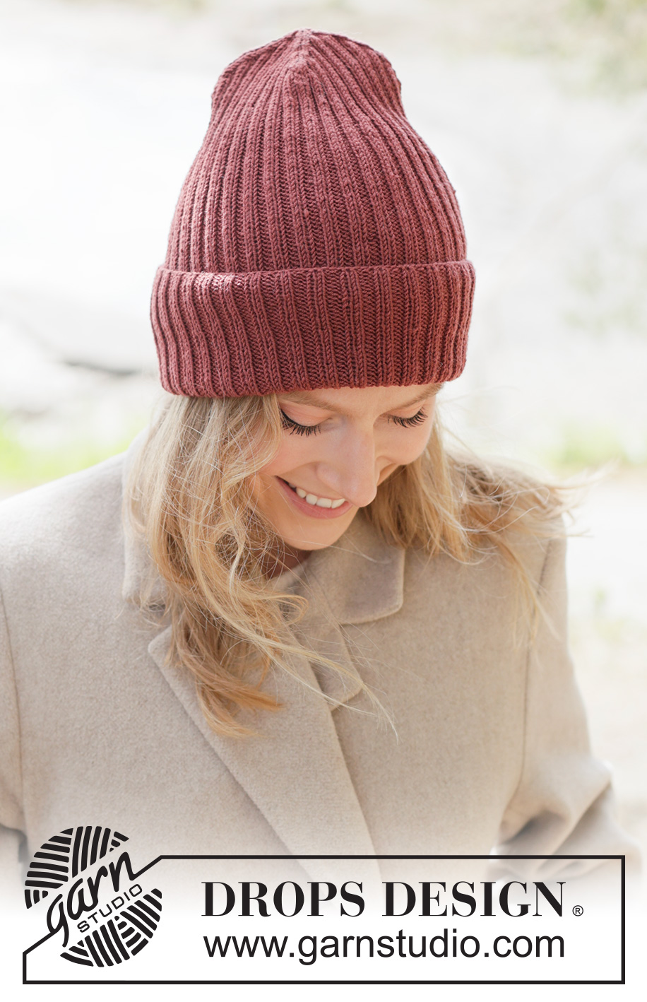 Berry Blaze Hat / DROPS 261-29 - Gebreide muts/beanie in DROPS BabyMerino. Het werk wordt van onder naar boven gebreid in boordsteek.