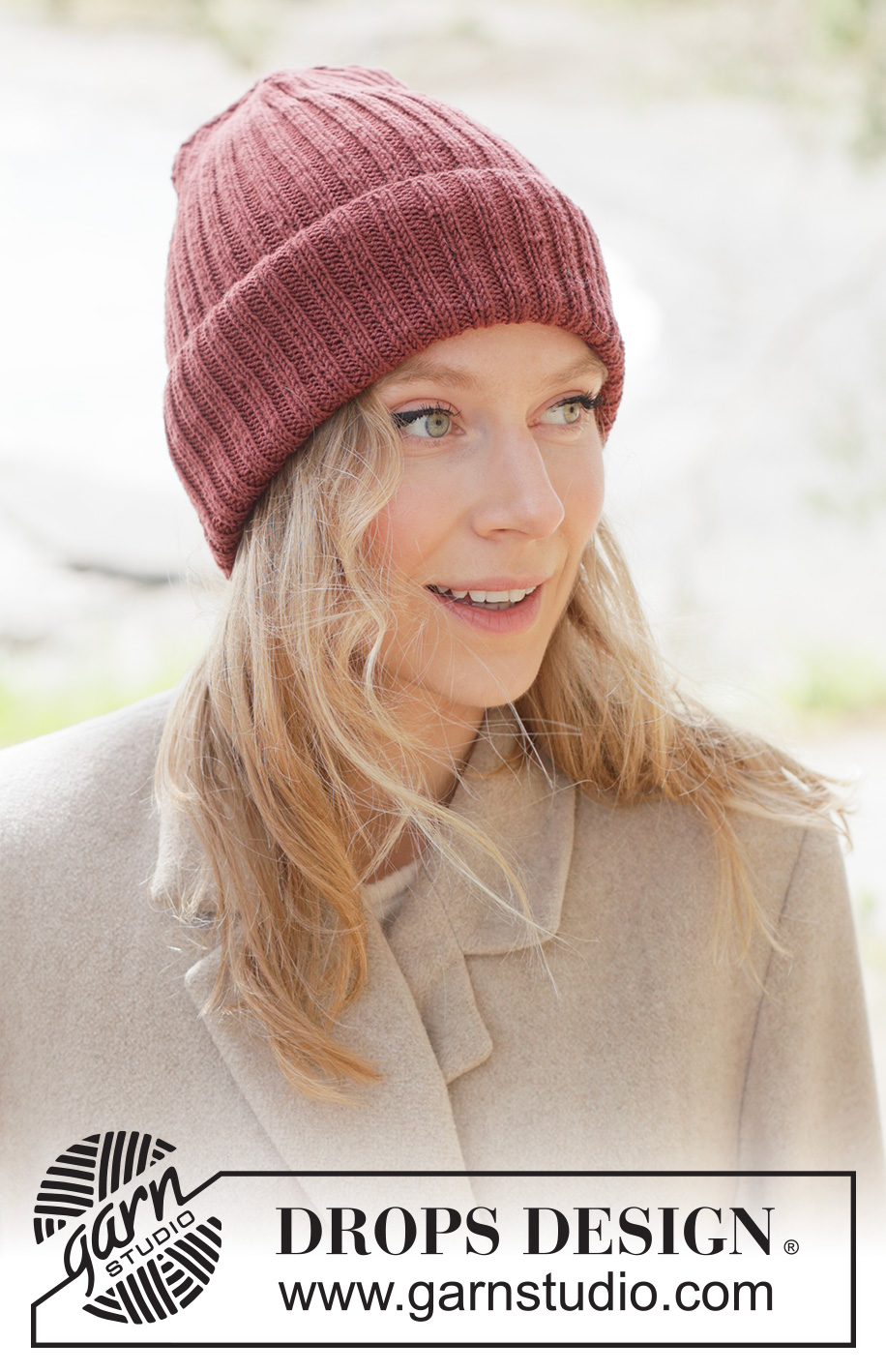 Berry Blaze Hat / DROPS 261-29 - Gebreide muts/beanie in DROPS BabyMerino. Het werk wordt van onder naar boven gebreid in boordsteek.