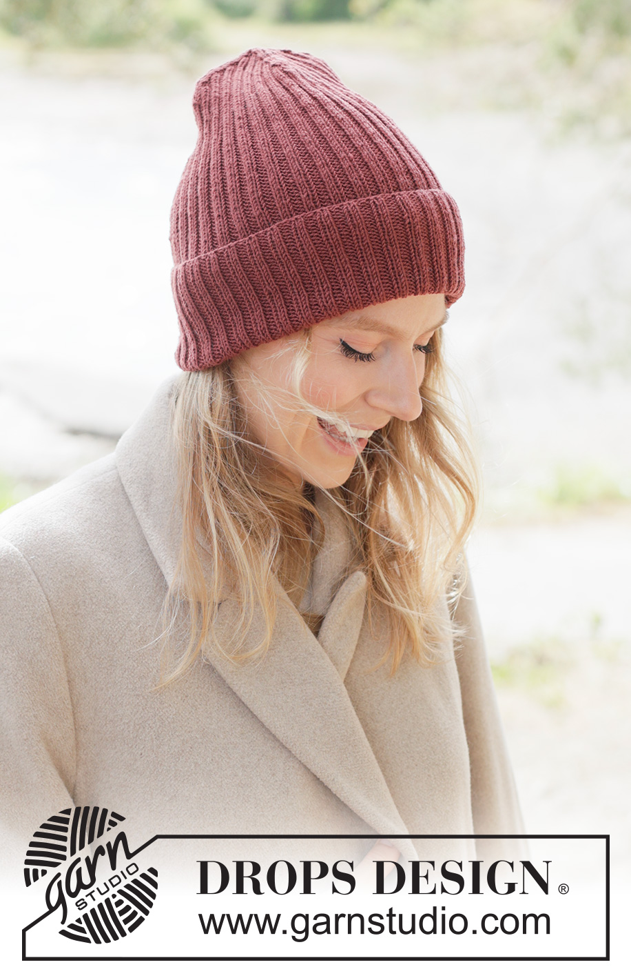 Berry Blaze Hat / DROPS 261-29 - Gebreide muts/beanie in DROPS BabyMerino. Het werk wordt van onder naar boven gebreid in boordsteek.