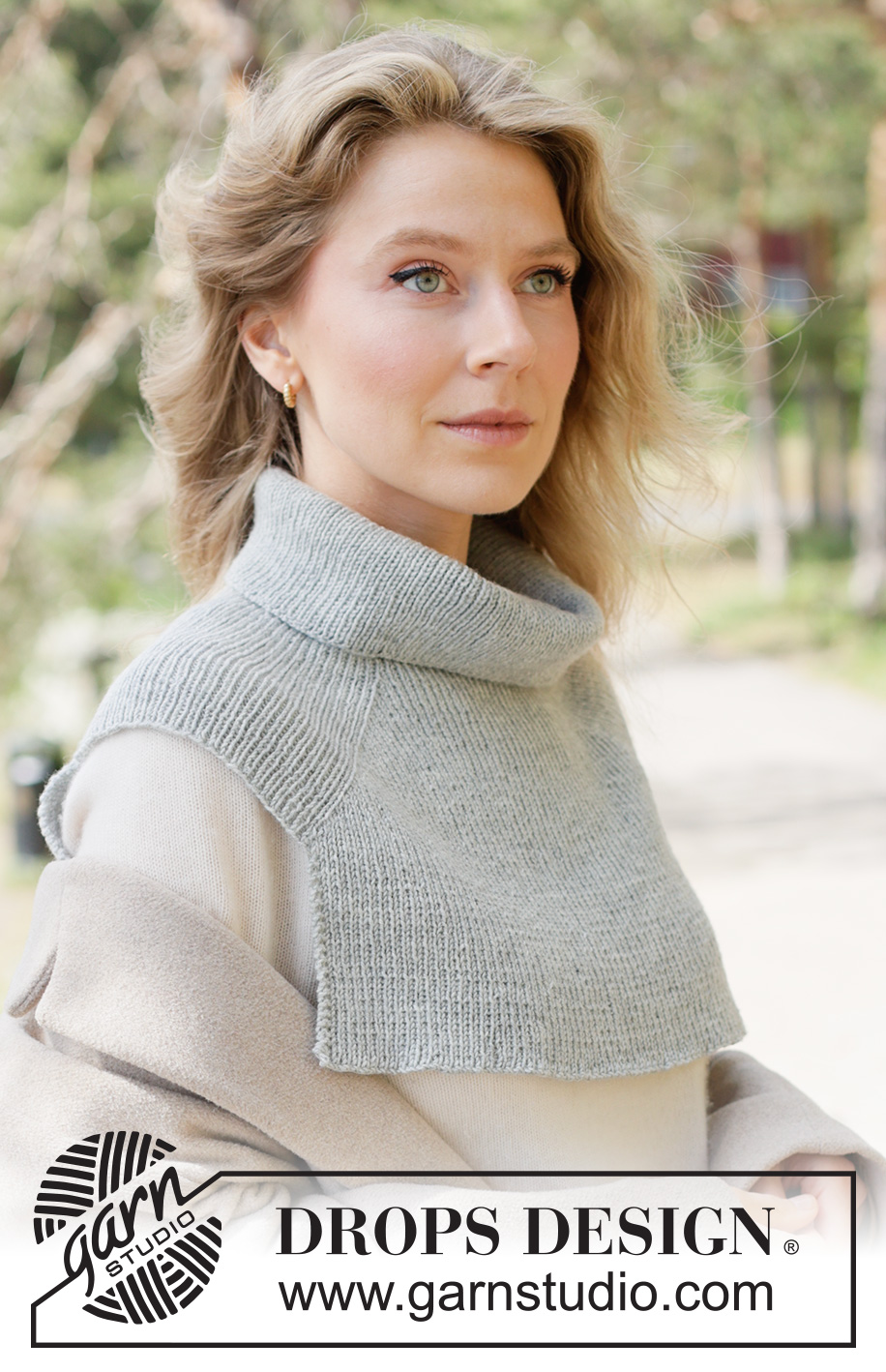 Moonveil Neck Warmer / DROPS 261-35 - Kötött nyakmelegítő DROPS Baby Merino vagy DROPS Fabel fonalból. A darabot fentről lefelé irányban készítjük bordásmintával és nyeregvállal