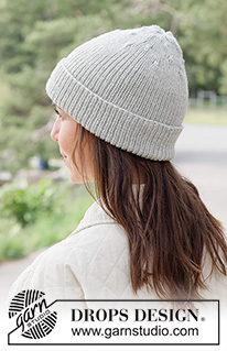 Fog Whisper Hat / DROPS 261-38 - Gestrickte Mütze in DROPS Merino Extra Fine. Die Arbeit wird von unten nach oben im Rippenmuster gestrickt.