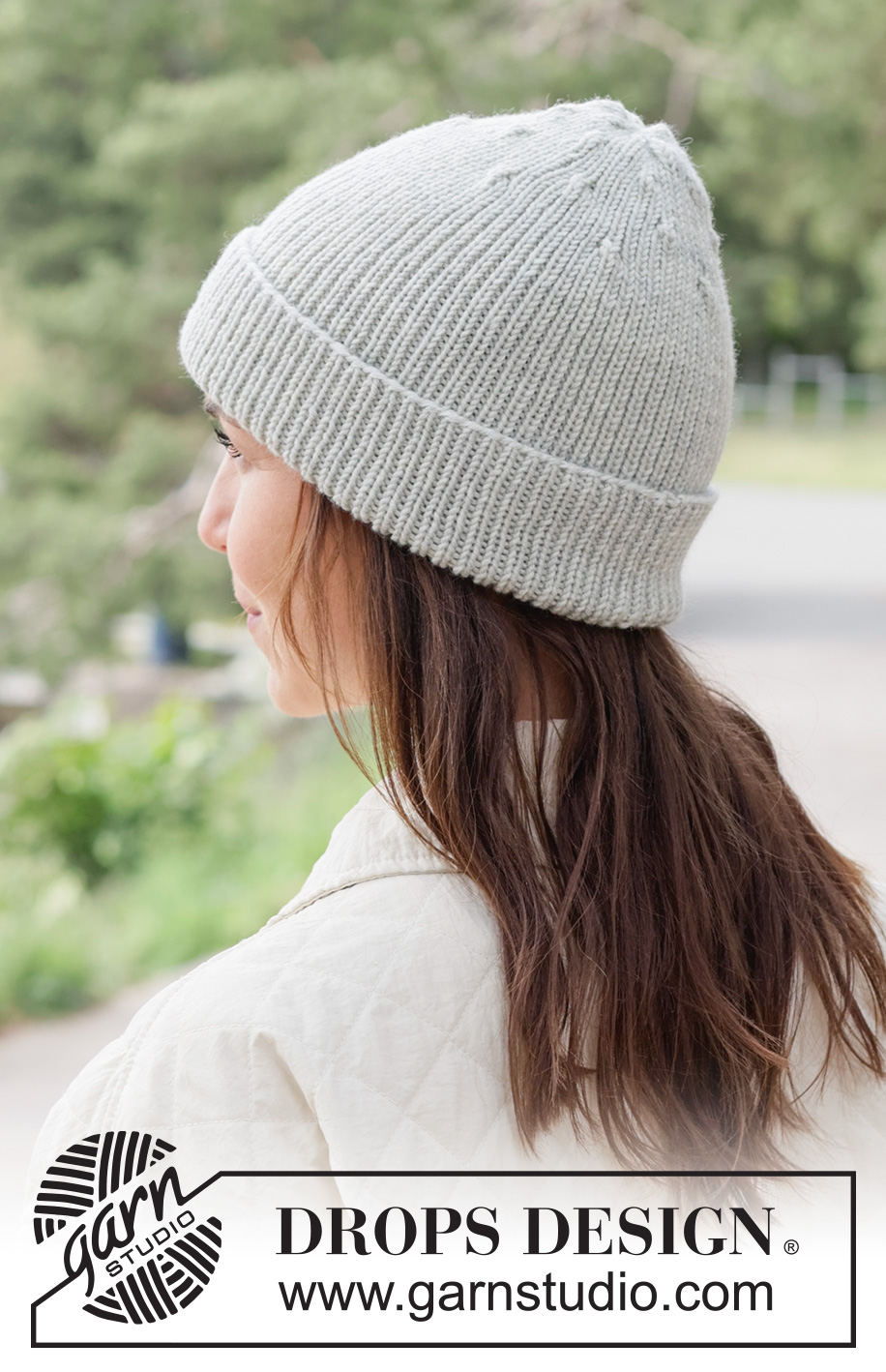 Fog Whisper Hat / DROPS 261-38 - Gestrickte Mütze in DROPS Merino Extra Fine. Die Arbeit wird von unten nach oben im Rippenmuster gestrickt.
