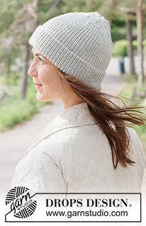 Fog Whisper Hat / DROPS 261-38 - Gestrickte Mütze in DROPS Merino Extra Fine. Die Arbeit wird von unten nach oben im Rippenmuster gestrickt.