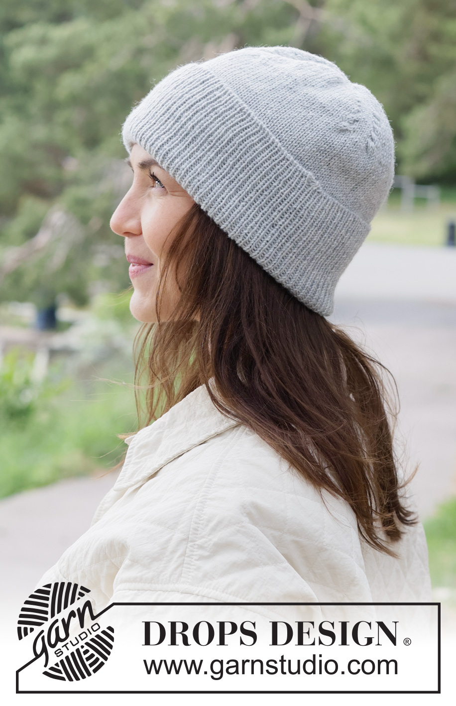 Silverveil Hat / DROPS 261-40 - Kötött sapka DROPS Baby Merino vagy DROPS Fabel fonalból. A darabot alulról felfelé haladva, harisnyakötéssel készítjük, csavartmintával és felhajtott széllel.