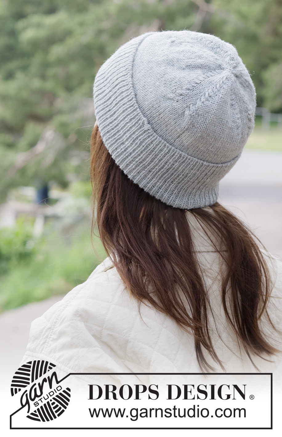 Silverveil Hat / DROPS 261-40 - Kötött sapka DROPS Baby Merino vagy DROPS Fabel fonalból. A darabot alulról felfelé haladva, harisnyakötéssel készítjük, csavartmintával és felhajtott széllel.