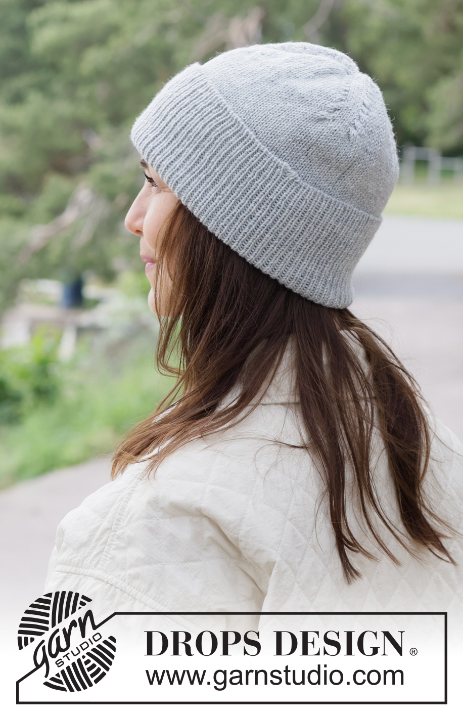 Silverveil Hat / DROPS 261-40 - Kötött sapka DROPS Baby Merino vagy DROPS Fabel fonalból. A darabot alulról felfelé haladva, harisnyakötéssel készítjük, csavartmintával és felhajtott széllel.