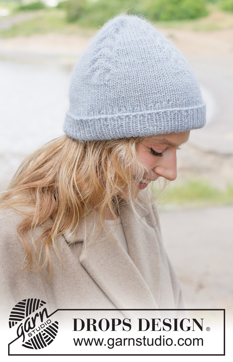 Ice Bloom Hat / DROPS 261-41 - Strikket hue i DROPS Lima og DROPS Kid-Silk. Arbejdet strikkes oppefra og ned med snoninger.