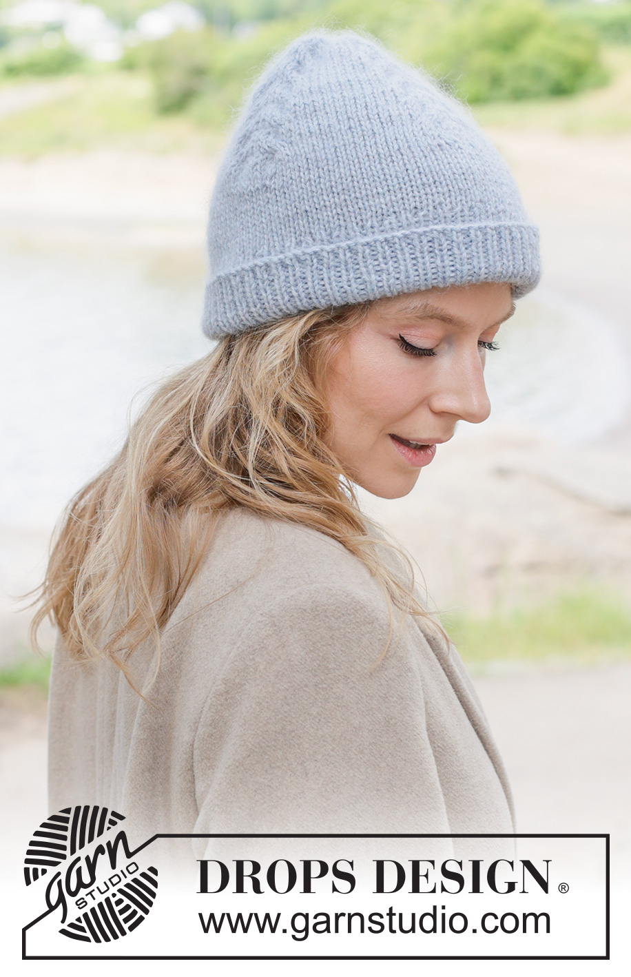 Ice Bloom Hat / DROPS 261-41 - Strikket hue i DROPS Lima og DROPS Kid-Silk. Arbejdet strikkes oppefra og ned med snoninger.