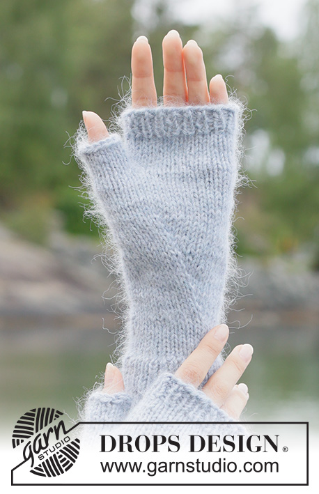 Ice Bloom Wrist Warmers / DROPS 261-42 - Gestrickte Pulswärmer in DROPS Lima und DROPS Kid-Silk. Die Arbeit wird ab dem Handgelenk nach oben glatt rechts mit Rippenmuster gestrickt.