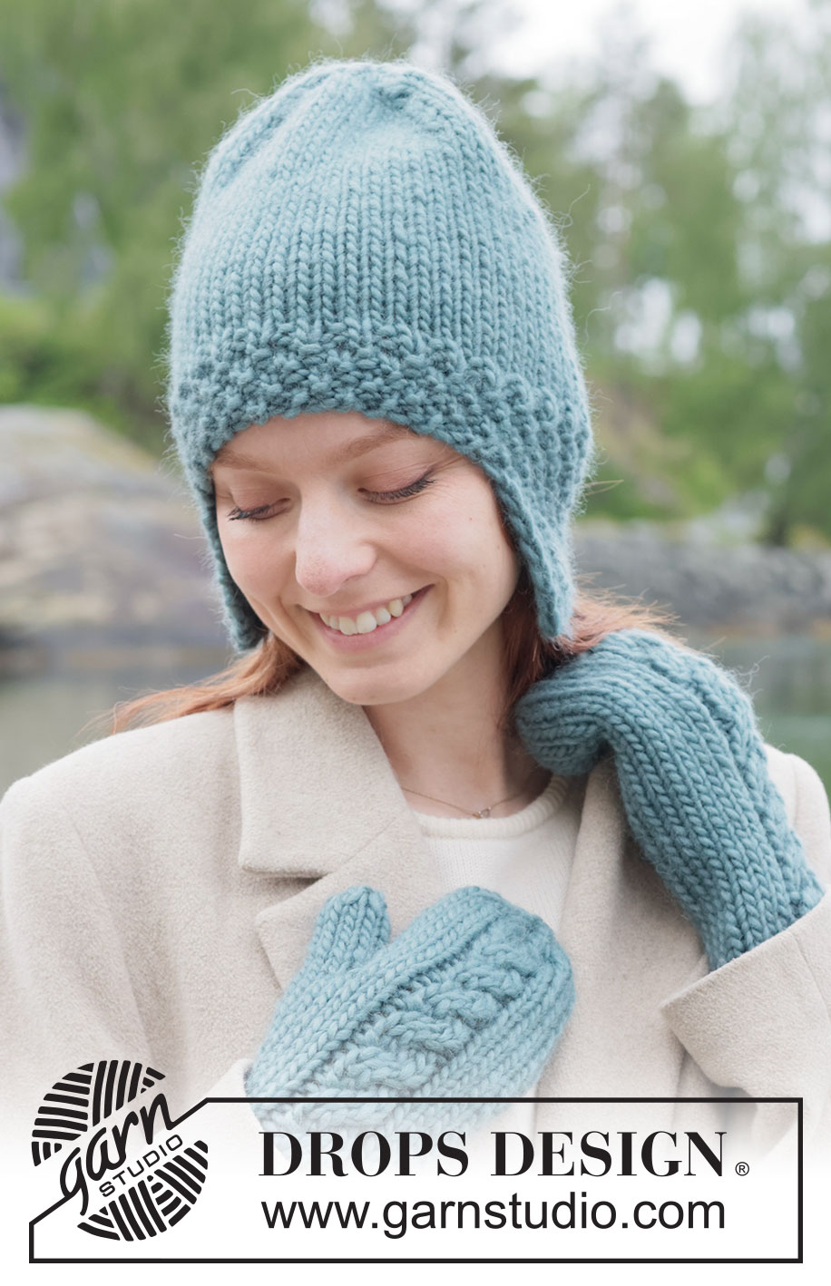 Tidebound Twist Hat / DROPS 261-44 - Tasuta kudumise muster Tidebound Twist Hat / DROPS 261-44 - DROPS Snow lõngast alt üles parempidises koes ja topeltpärlkoes kootud kõrvaklappidega müts
