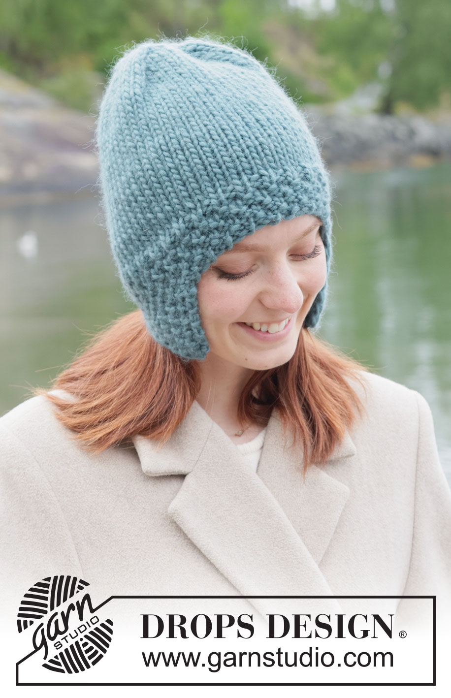 Tidebound Twist Hat / DROPS 261-44 - Tasuta kudumise muster Tidebound Twist Hat / DROPS 261-44 - DROPS Snow lõngast alt üles parempidises koes ja topeltpärlkoes kootud kõrvaklappidega müts