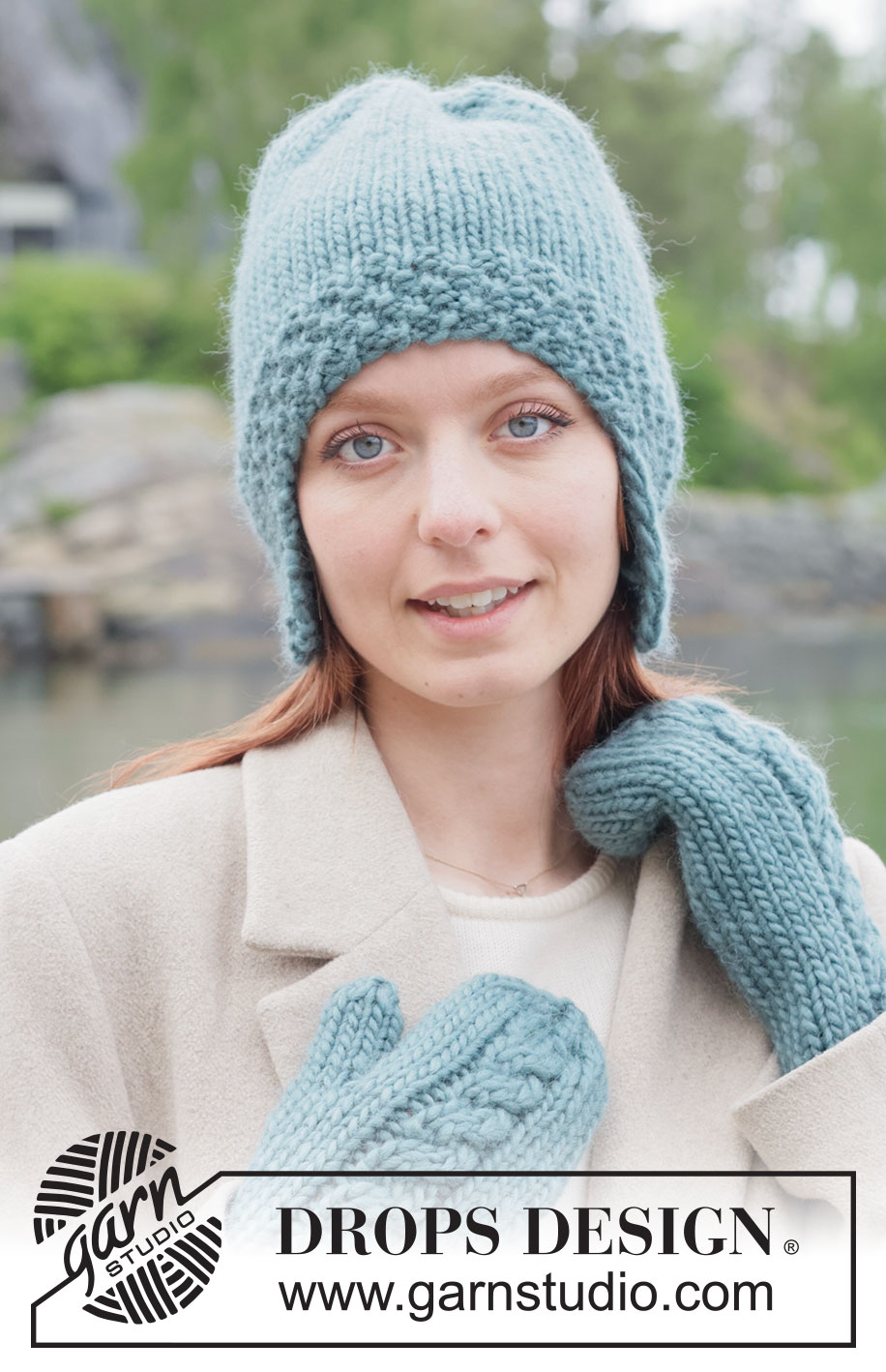 Tidebound Twist Hat / DROPS 261-44 - Tasuta kudumise muster Tidebound Twist Hat / DROPS 261-44 - DROPS Snow lõngast alt üles parempidises koes ja topeltpärlkoes kootud kõrvaklappidega müts