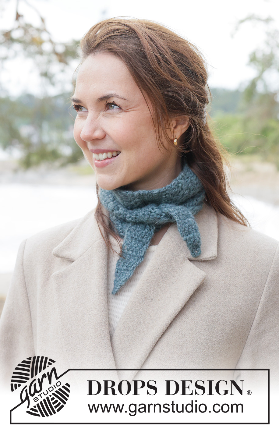 Ocean Nest Scarf / DROPS 261-48 - Chal pequeño a ganchillo en DROPS Air. Realizado de ida y vuelta.