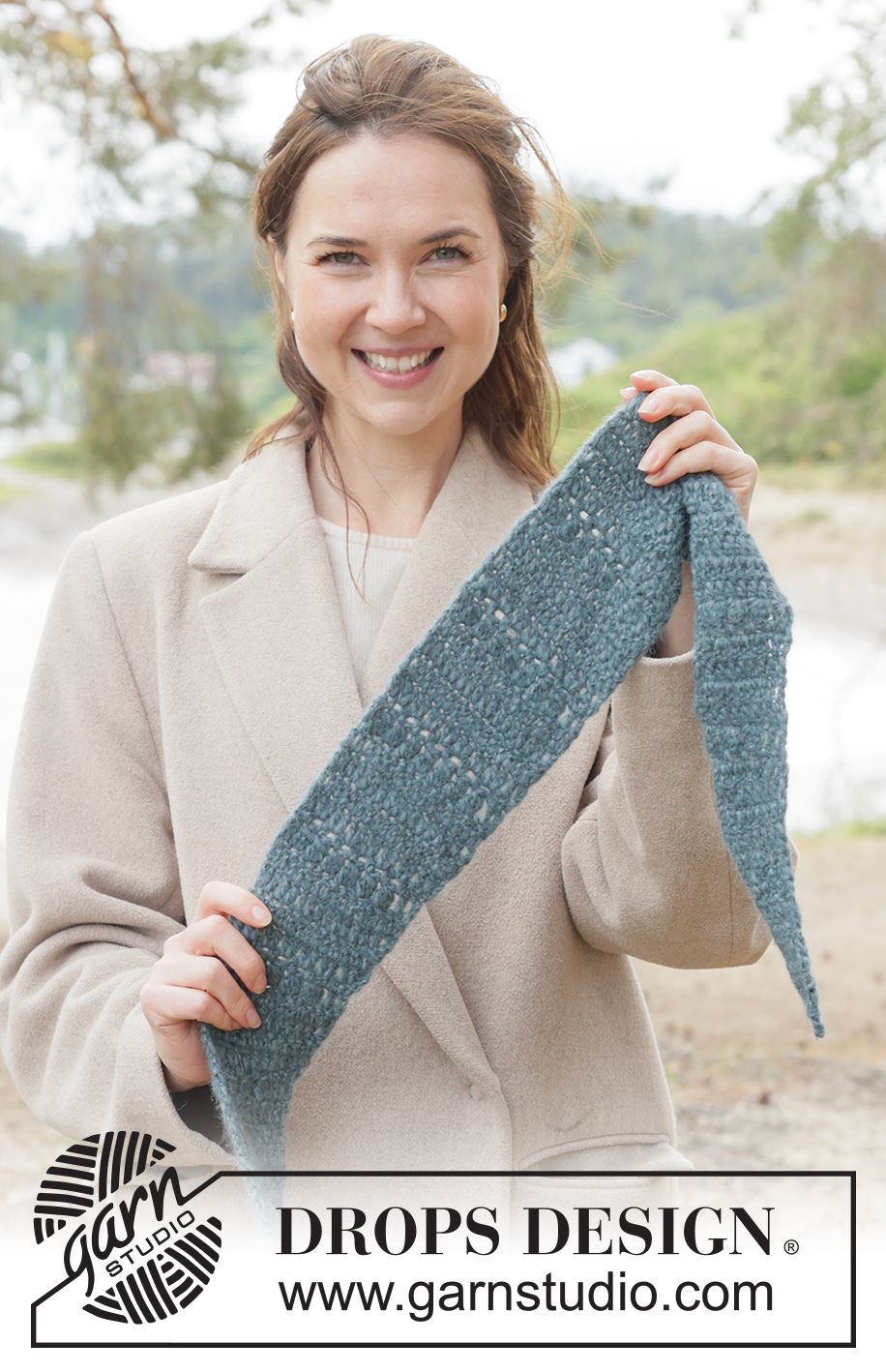 Ocean Nest Scarf / DROPS 261-48 - Chal pequeño a ganchillo en DROPS Air. Realizado de ida y vuelta.
