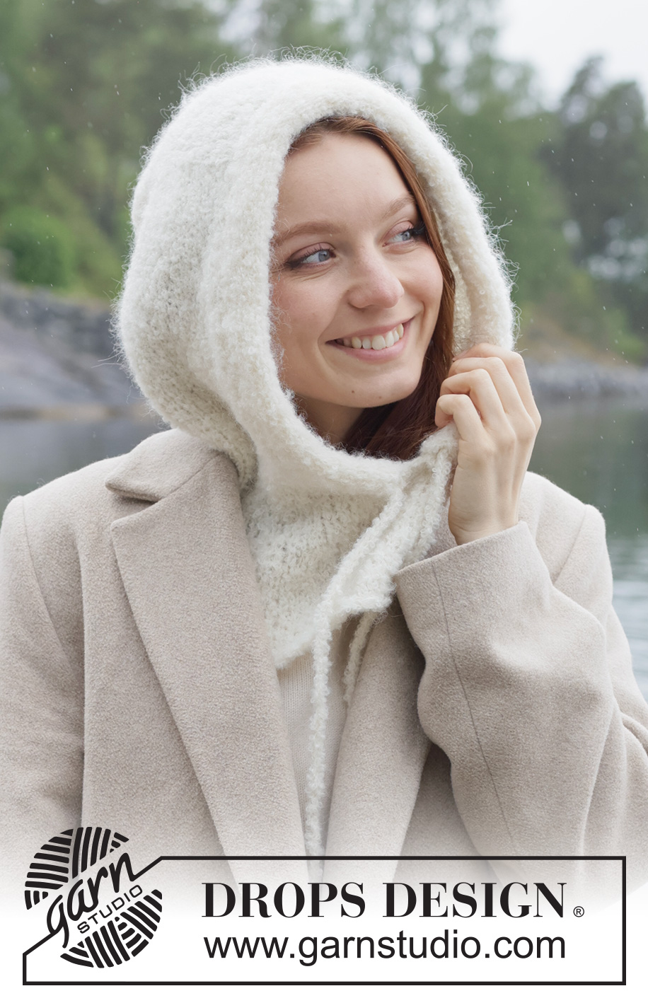 Snow White Hood / DROPS 261-5 - Kötött sísapka DROPS Alpaca Bouclé és DROPS Kid Silk fonalól. A darabot harisnyakötéssel kötjük, és zsinórkötéssel kötött szegéllyel. S -XL méretekben