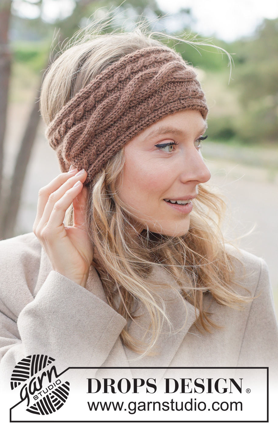 Toffee Twist Headband / DROPS 261-51 - Kötött fejpánt, DROPS Nepal fonalból. A darabot oda-vissza haladva kötjük, csavartmintával. Méret: S - XL