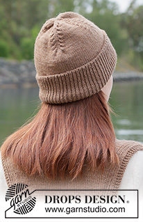 Creme Caramel Set / DROPS 261-53 - Knitted hat and neck-warmer in DROPS Daisy or DROPS Karisma. The hat and neck-warmer are worked bottom up in rib and stocking stitch.