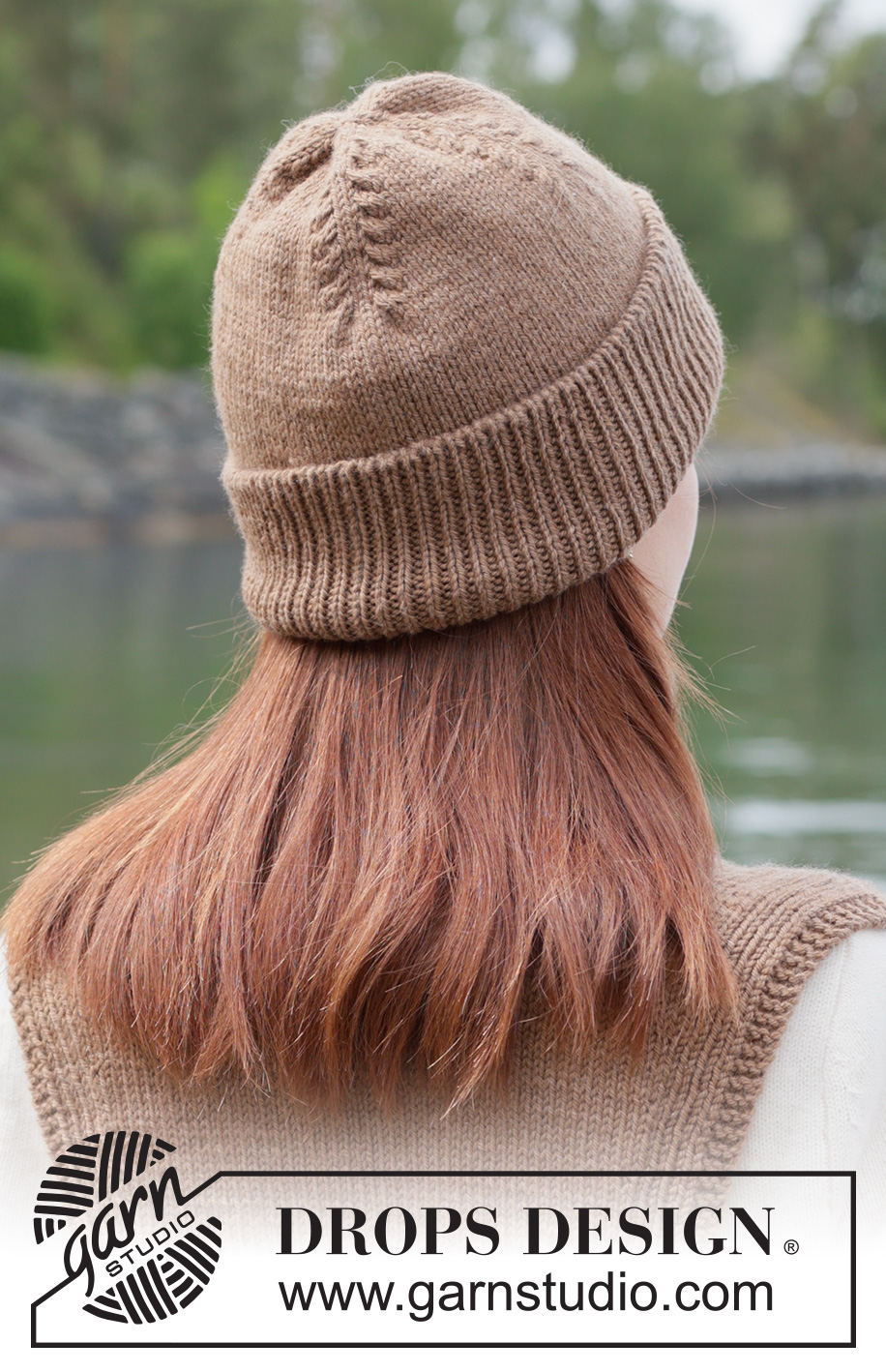Creme Caramel Set / DROPS 261-53 - Knitted hat and neck-warmer in DROPS Daisy or DROPS Karisma. The hat and neck-warmer are worked bottom up in rib and stocking stitch.