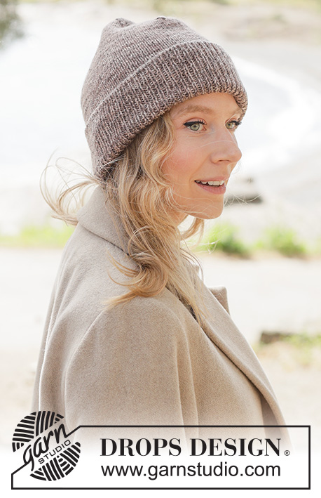 Endgame Hat / DROPS 261-55 - Gestrickte Mütze in DROPS Fiesta. Die Arbeit wird von unten nach oben glatt rechts mit Rippenmuster und Mützenaufschlag gestrickt.