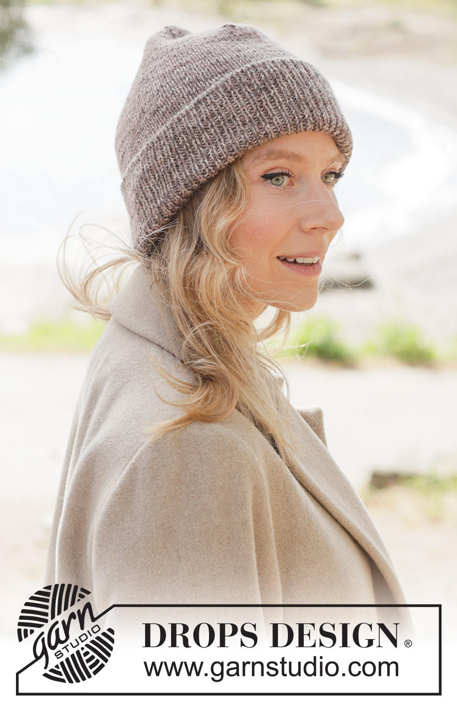 Endgame Hat / DROPS 261-55 - Gestrickte Mütze in DROPS Fiesta. Die Arbeit wird von unten nach oben glatt rechts mit Rippenmuster und Mützenaufschlag gestrickt.