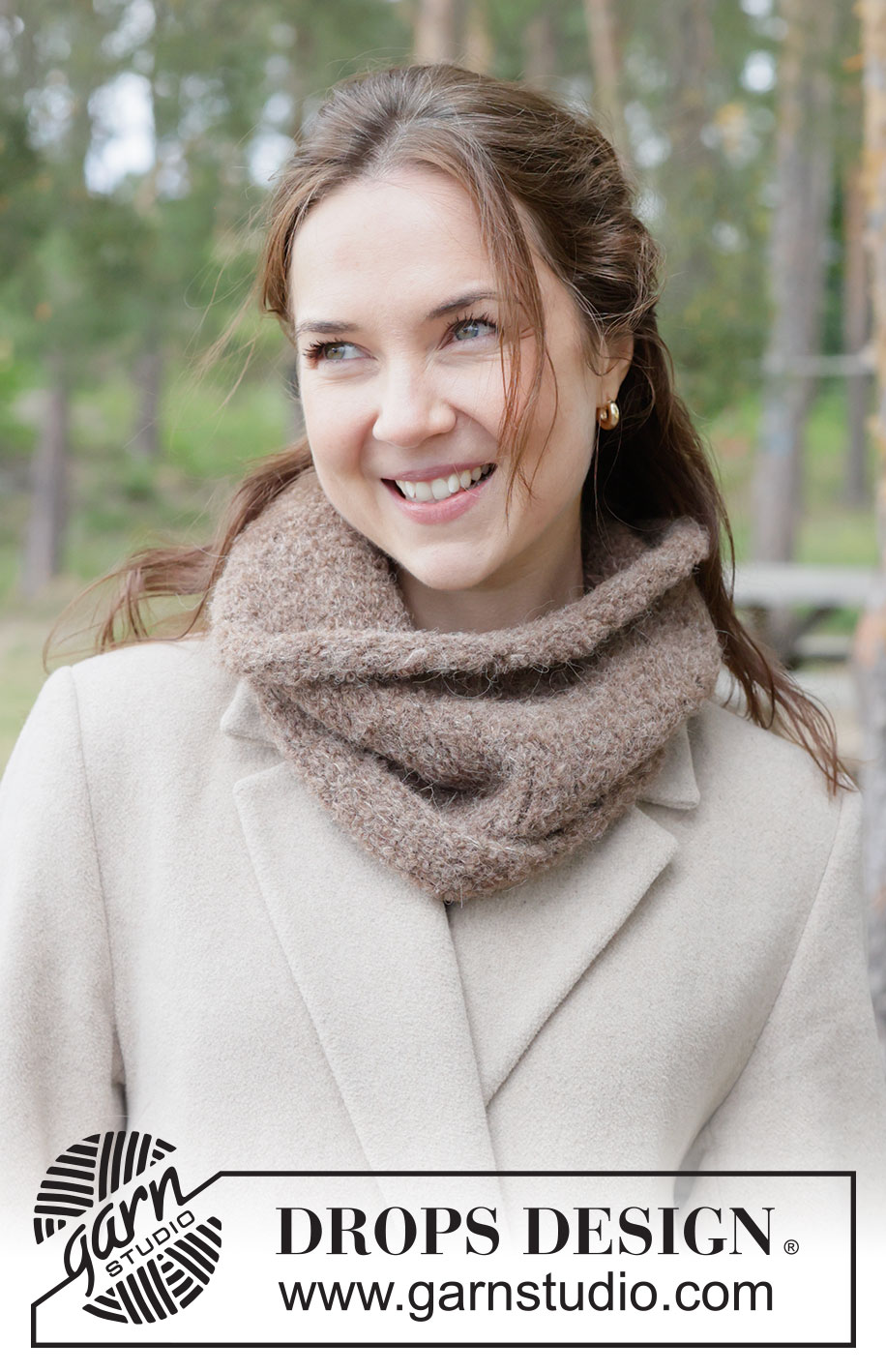 Acorn Drift Neck Warmer / DROPS 261-57 - Tasuta kudumise muster Acorn Drift Neck Warmer / DROPS 261-57 - DROPS Alpaca Bouclé ja DROPS Brushed Alpaca Silk lõngadest kootud torusall