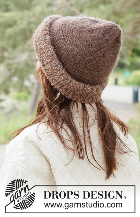 Cocoa Puff Hat / DROPS 261-60 - Gestrickte Mütze in 1 Faden DROPS Puna und 1 Faden DROPS Kid-Silk mit Mützenaufschlag in 1 Faden DROPS Alpaca Bouclé und 1 Faden DROPS Kid-Silk. Die Arbeit wird von unten nach oben gestrickt.