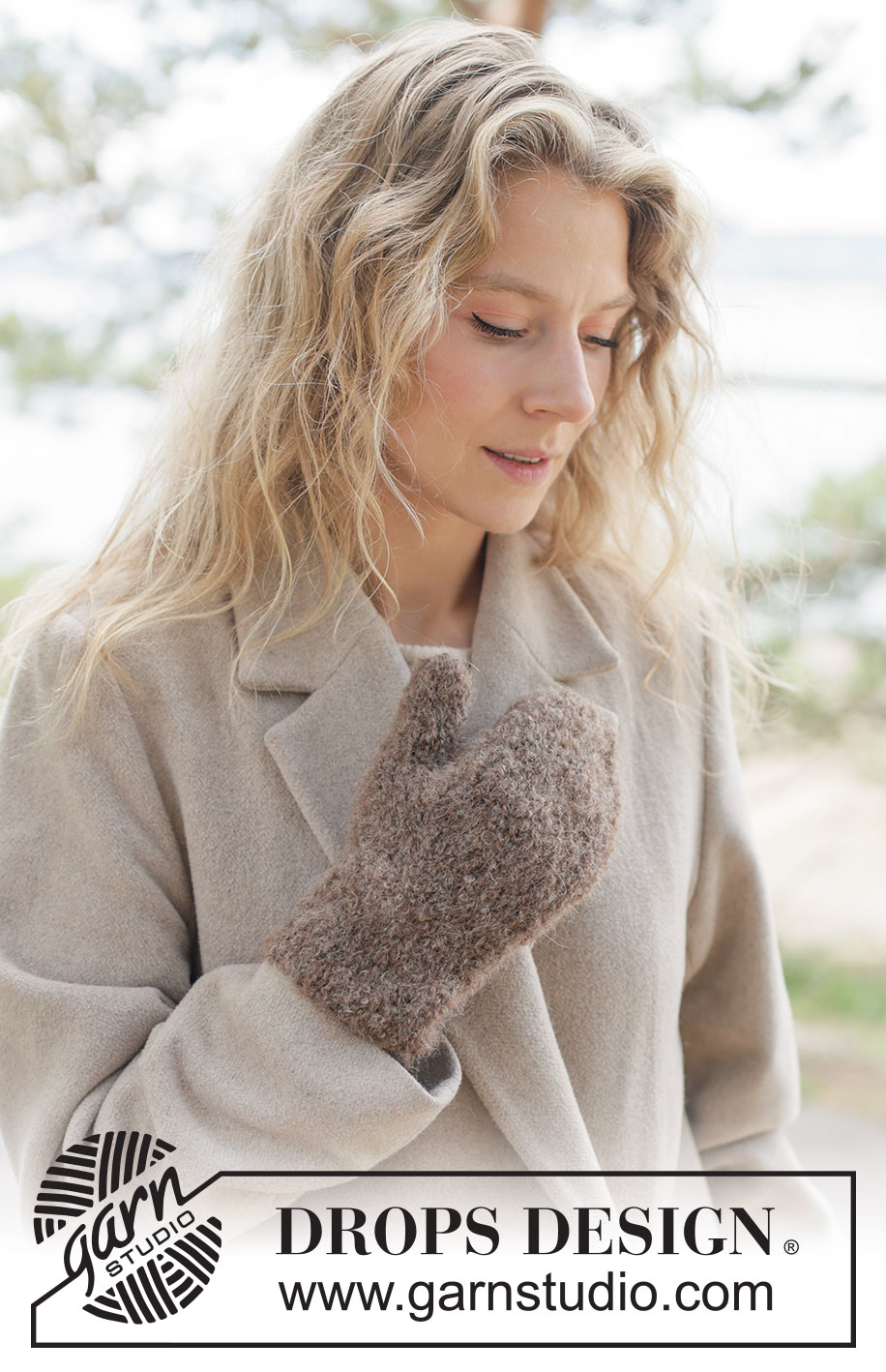 Frosted Bark Mittens / DROPS 261-61 - Tasuta kudumise muster Frosted Bark Mittens / DROPS 261-61 - DROPS Alpaca Bouclé ja DROPS Brushed Alpaca Silk lõngadest parempidises koes kootud kindad