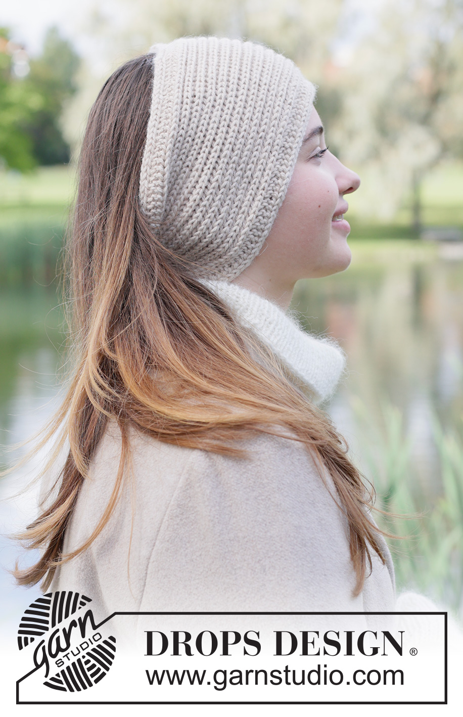 Ivory Turn Headband / DROPS 261-64 - Fita de cabelo tricotada em DROPS Lima. Tricota-se em canelado inglês com I-cord.