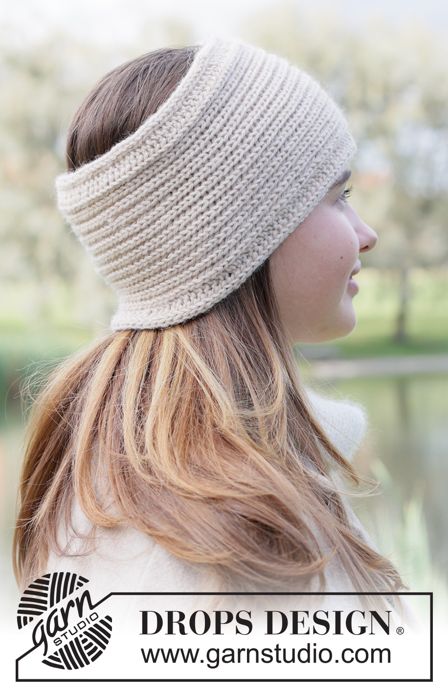 Ivory Turn Headband / DROPS 261-64 - Fita de cabelo tricotada em DROPS Lima. Tricota-se em canelado inglês com I-cord.