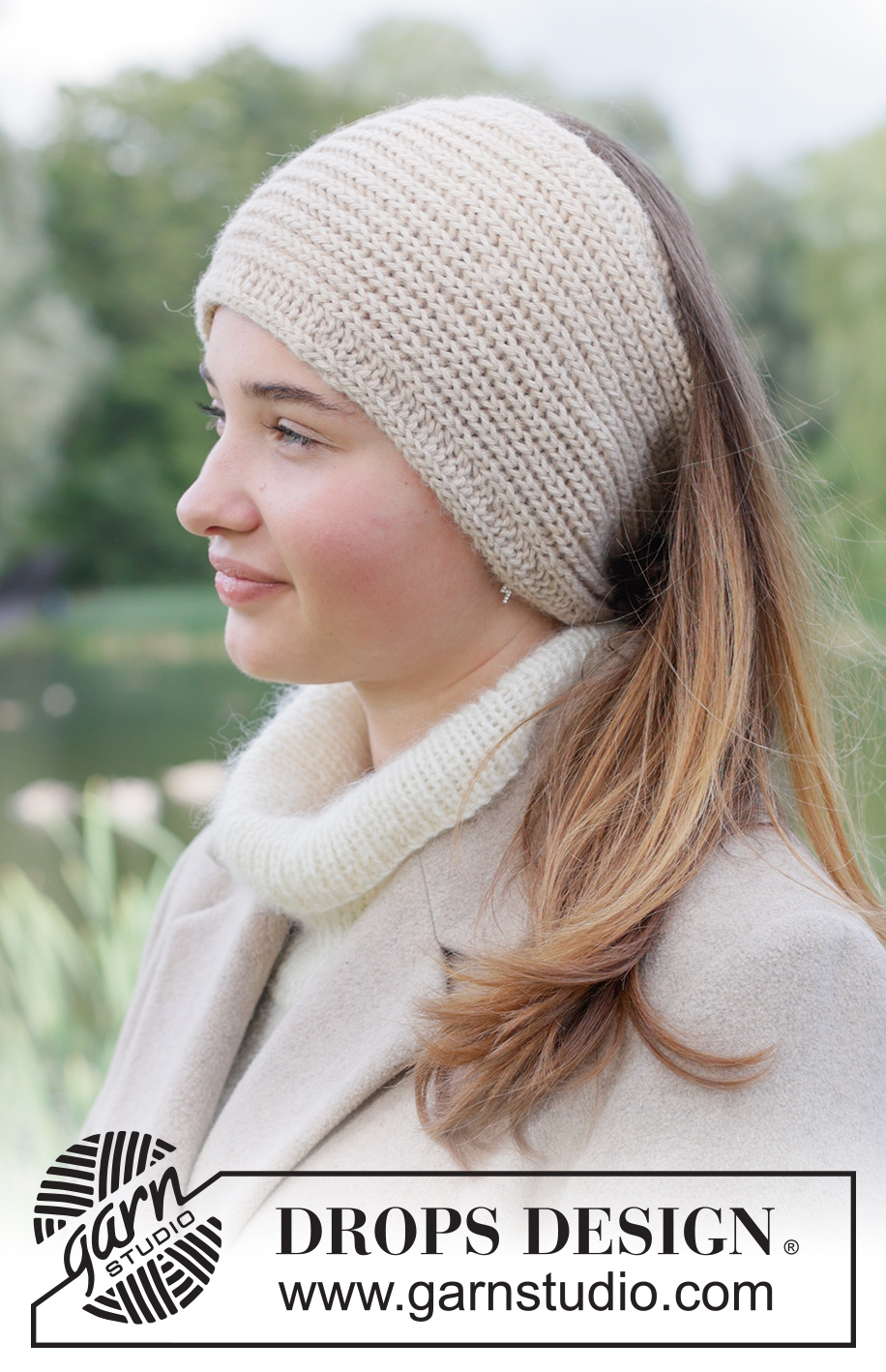 Ivory Turn Headband / DROPS 261-64 - Fita de cabelo tricotada em DROPS Lima. Tricota-se em canelado inglês com I-cord.