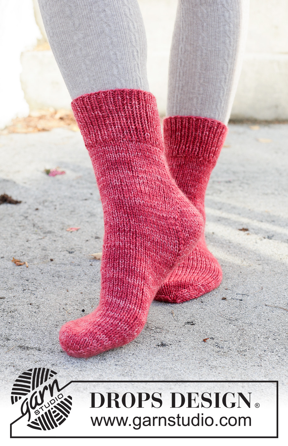 Garnet Glow Socks / DROPS 261-66 - Knitted socks in DROPS Fiesta. The piece is worked top down with rib and diamond heel. Sizes 35 – 43 = US 4½ - 12½.
