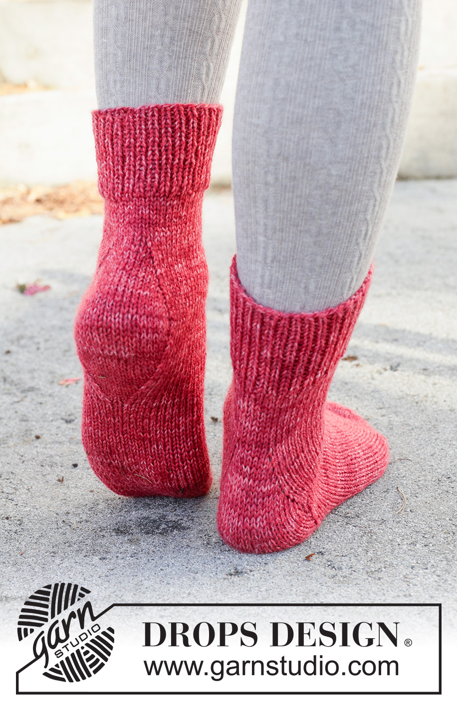 Garnet Glow Socks / DROPS 261-66 - Knitted socks in DROPS Fiesta. The piece is worked top down with rib and diamond heel. Sizes 35 – 43 = US 4½ - 12½.