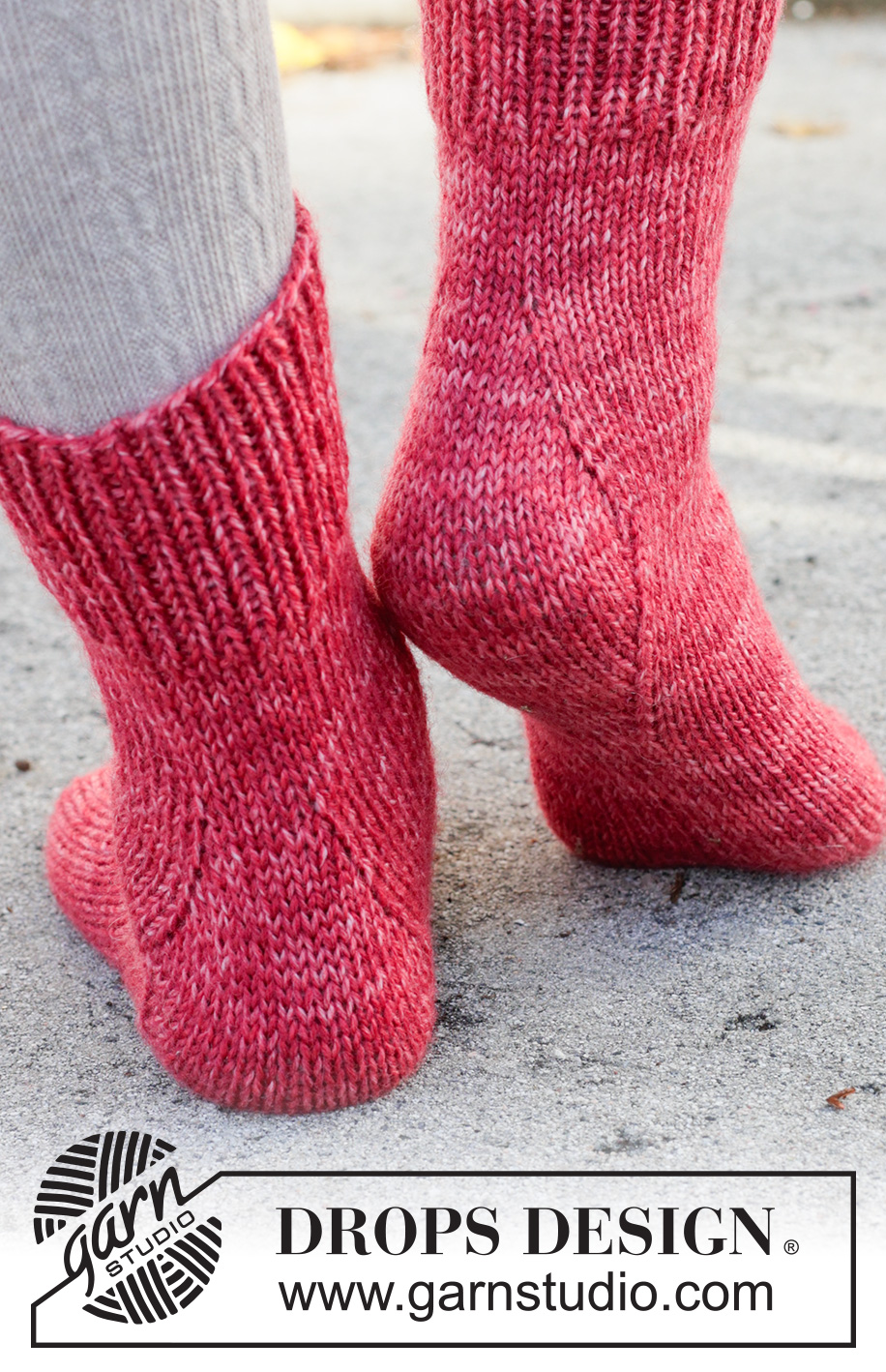 Garnet Glow Socks / DROPS 261-66 - Knitted socks in DROPS Fiesta. The piece is worked top down with rib and diamond heel. Sizes 35 – 43 = US 4½ - 12½.