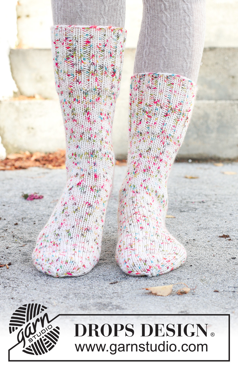 Twinkle Twist Socks / DROPS 261-67 - Knitted socks in DROPS Fiesta. The piece is worked top down with rib and diamond heel. Sizes 35 – 43 = US 4½ - 12½.