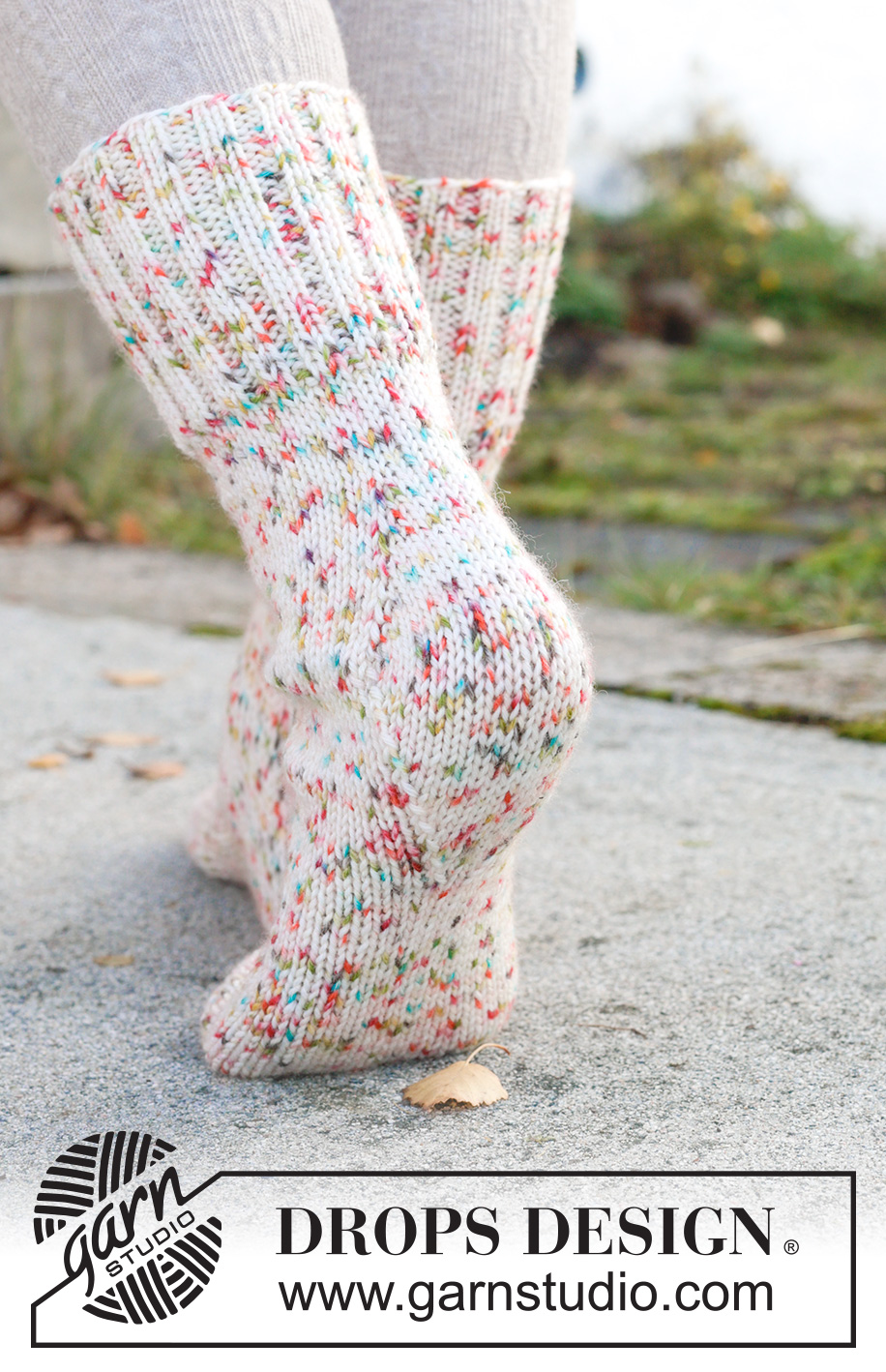 Twinkle Twist Socks / DROPS 261-67 - Knitted socks in DROPS Fiesta. The piece is worked top down with rib and diamond heel. Sizes 35 – 43 = US 4½ - 12½.
