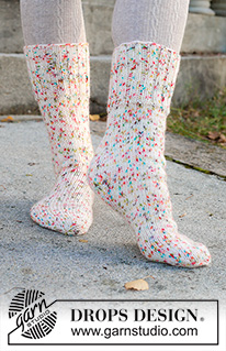 Twinkle Twist Socks / DROPS 261-67 - Knitted socks in DROPS Fiesta. The piece is worked top down with rib and diamond heel. Sizes 35 – 43 = US 4½ - 12½.