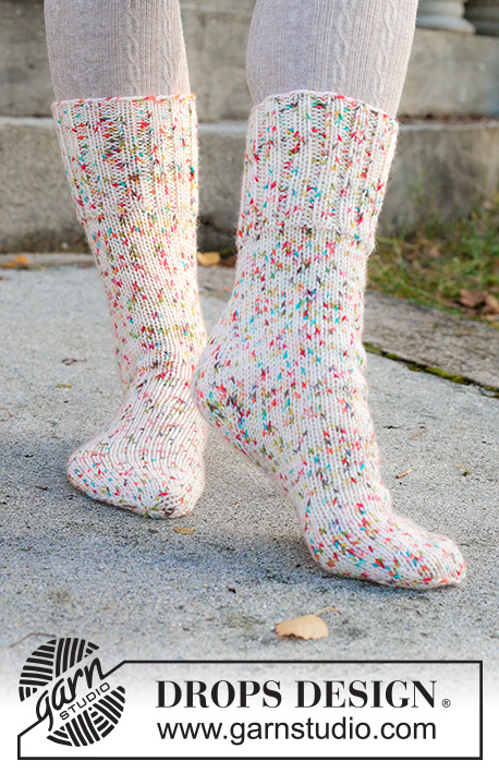 Twinkle Twist Socks / DROPS 261-67 - Knitted socks in DROPS Fiesta. The piece is worked top down with rib and diamond heel. Sizes 35 – 43 = US 4½ - 12½.