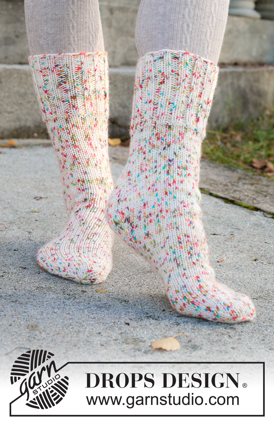 Twinkle Twist Socks / DROPS 261-67 - Knitted socks in DROPS Fiesta. The piece is worked top down with rib and diamond heel. Sizes 35 – 43 = US 4½ - 12½.