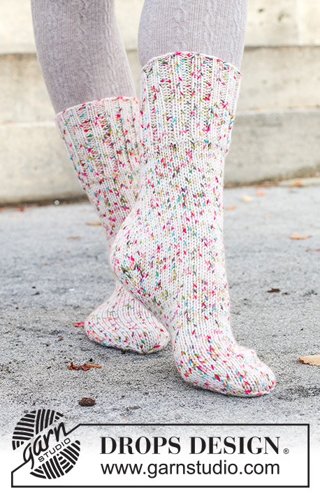 Twinkle Twist Socks / DROPS 261-67 - Knitted socks in DROPS Fiesta. The piece is worked top down with rib and diamond heel. Sizes 35 – 43 = US 4½ - 12½.