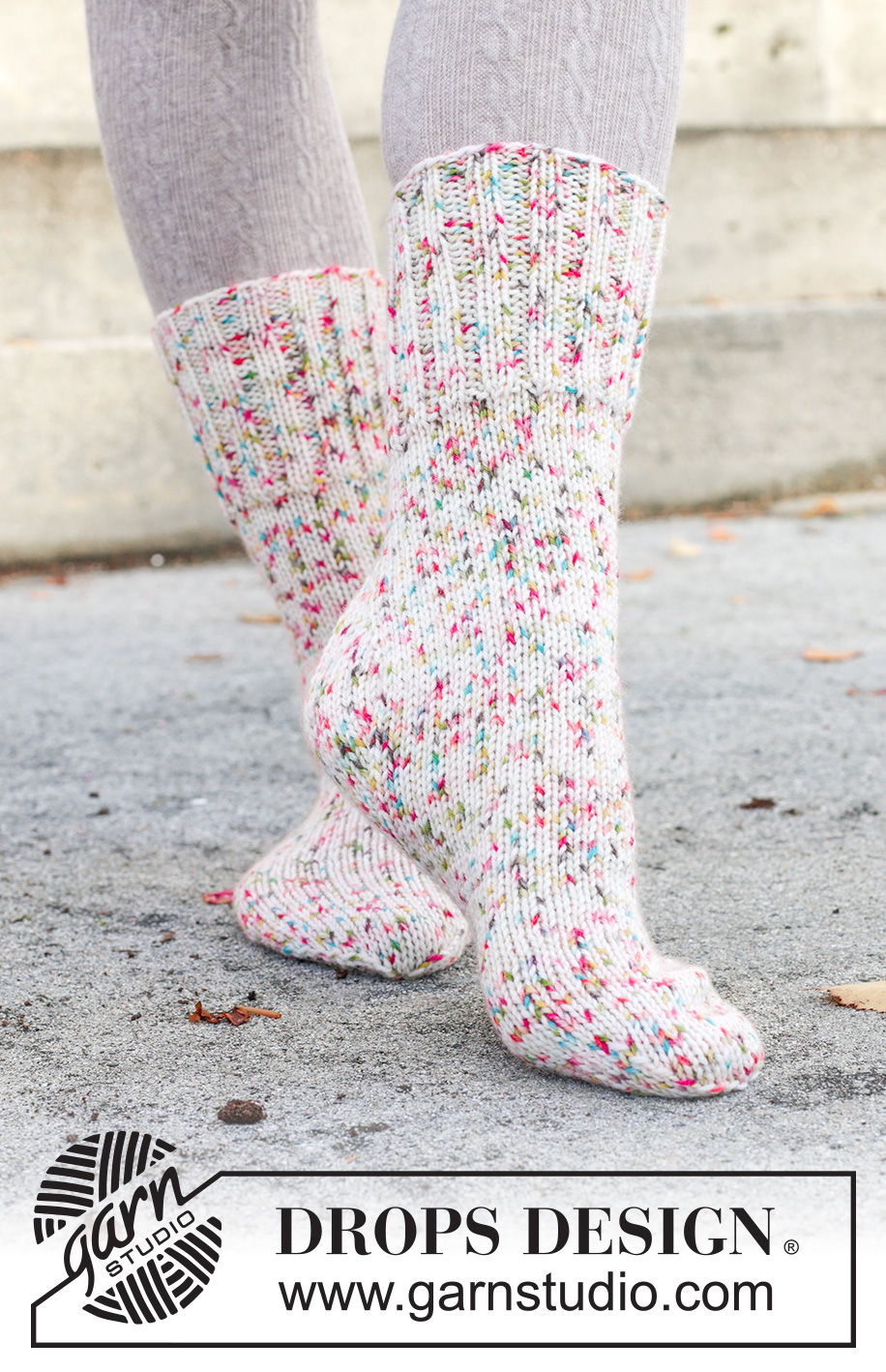 Twinkle Twist Socks / DROPS 261-67 - Knitted socks in DROPS Fiesta. The piece is worked top down with rib and diamond heel. Sizes 35 – 43 = US 4½ - 12½.