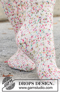 Twinkle Twist Socks / DROPS 261-67 - Knitted socks in DROPS Fiesta. The piece is worked top down with rib and diamond heel. Sizes 35 – 43 = US 4½ - 12½.