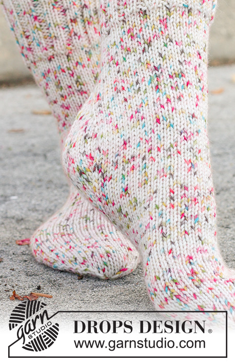Twinkle Twist Socks / DROPS 261-67 - Knitted socks in DROPS Fiesta. The piece is worked top down with rib and diamond heel. Sizes 35 – 43 = US 4½ - 12½.