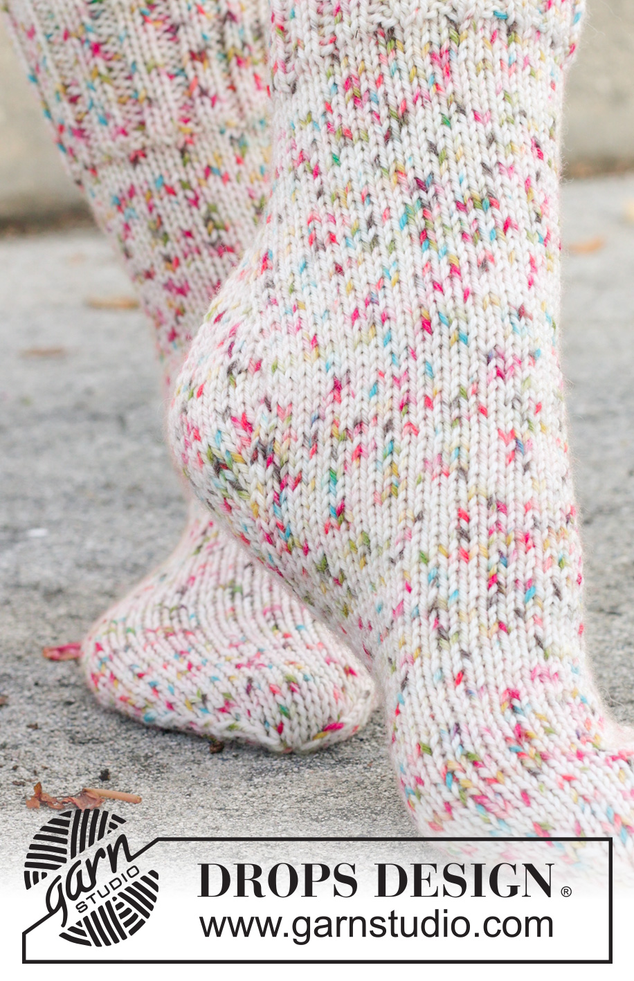 Twinkle Twist Socks / DROPS 261-67 - Knitted socks in DROPS Fiesta. The piece is worked top down with rib and diamond heel. Sizes 35 – 43 = US 4½ - 12½.