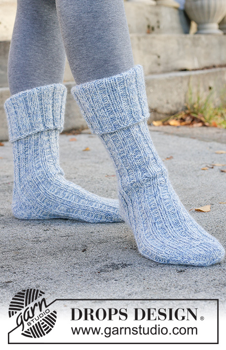Ocean Veil Socks / DROPS 261-68 - Prjónaðir sokkar í 2 þráðum DROPS Nord. Stykkið er prjónað ofan frá og niður í stroffprjóni með demantshæl. Stærð 35 – 43.