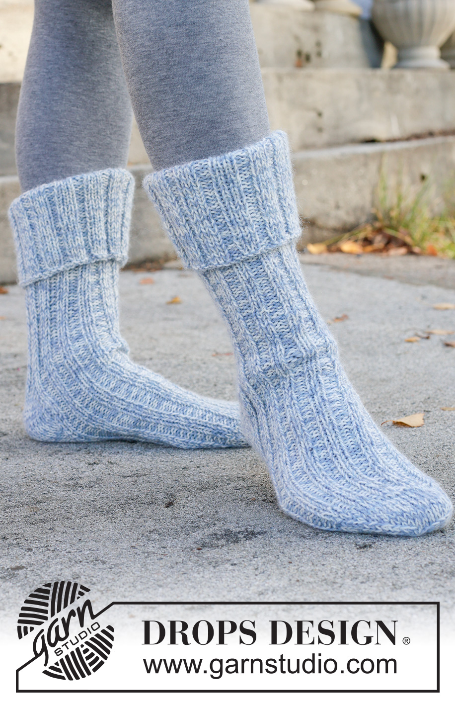 Ocean Veil Socks / DROPS 261-68 - Prjónaðir sokkar í 2 þráðum DROPS Nord. Stykkið er prjónað ofan frá og niður í stroffprjóni með demantshæl. Stærð 35 – 43.