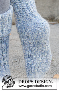 Ocean Veil Socks / DROPS 261-68 - Prjónaðir sokkar í 2 þráðum DROPS Nord. Stykkið er prjónað ofan frá og niður í stroffprjóni með demantshæl. Stærð 35 – 43.