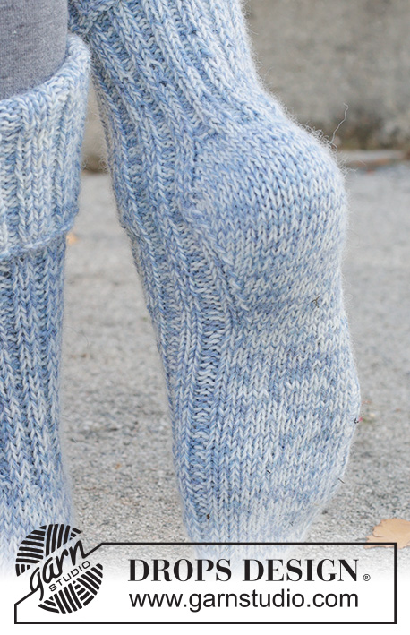 Ocean Veil Socks / DROPS 261-68 - Prjónaðir sokkar í 2 þráðum DROPS Nord. Stykkið er prjónað ofan frá og niður í stroffprjóni með demantshæl. Stærð 35 – 43.
