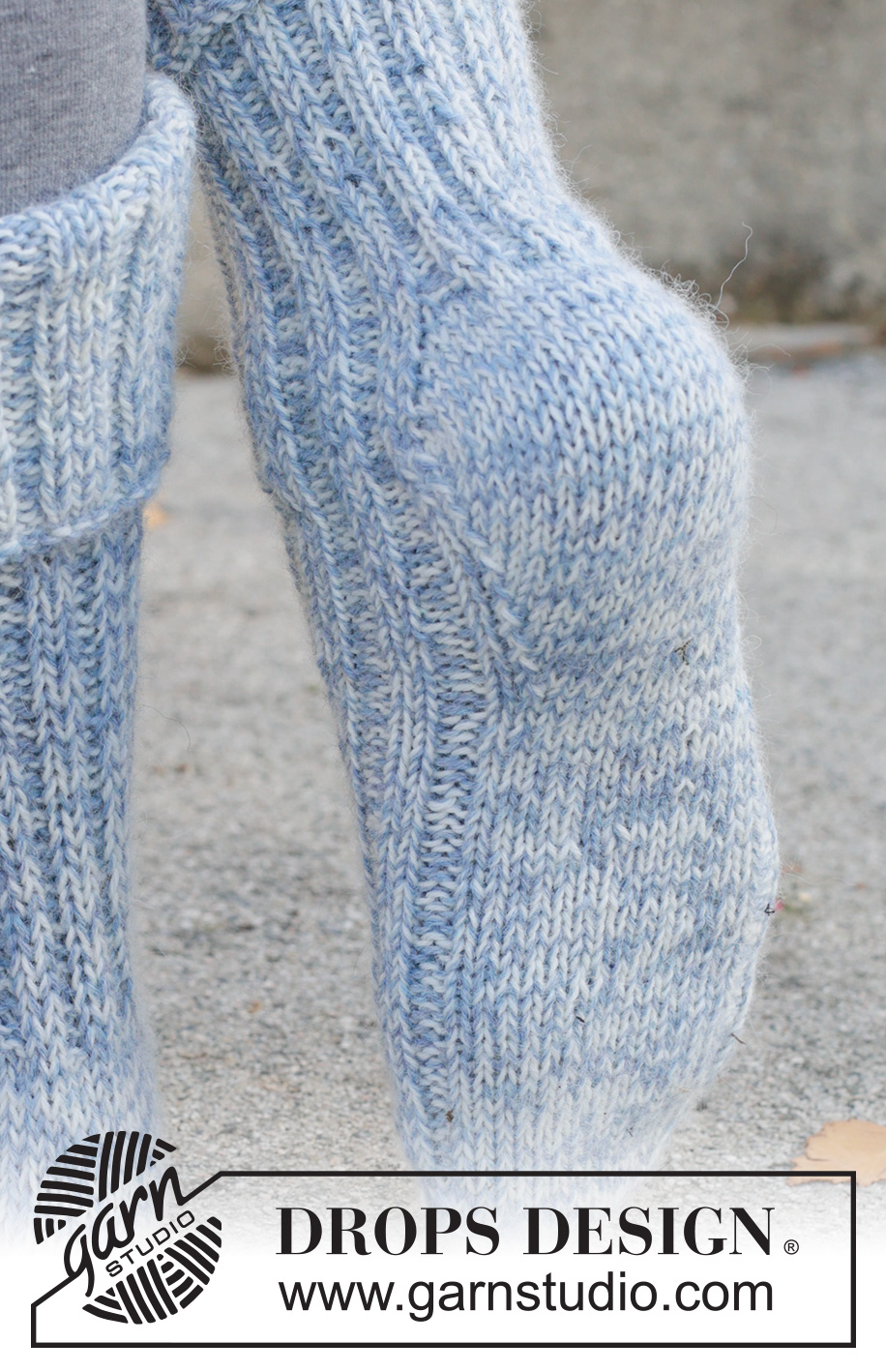 Ocean Veil Socks / DROPS 261-68 - Prjónaðir sokkar í 2 þráðum DROPS Nord. Stykkið er prjónað ofan frá og niður í stroffprjóni með demantshæl. Stærð 35 – 43.