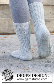Moonstone Glow Socks / DROPS 261-69 - Prjónaðir sokkar í DROPS Fabel. Stykkið er prjónað ofan frá og niður í stroffprjóni með demantshæl. Stærð 35 – 43.