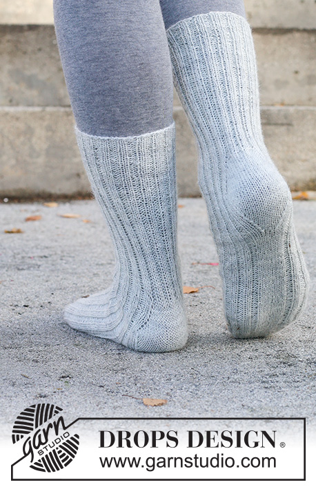 Moonstone Glow Socks / DROPS 261-69 - Prjónaðir sokkar í DROPS Fabel. Stykkið er prjónað ofan frá og niður í stroffprjóni með demantshæl. Stærð 35 – 43.